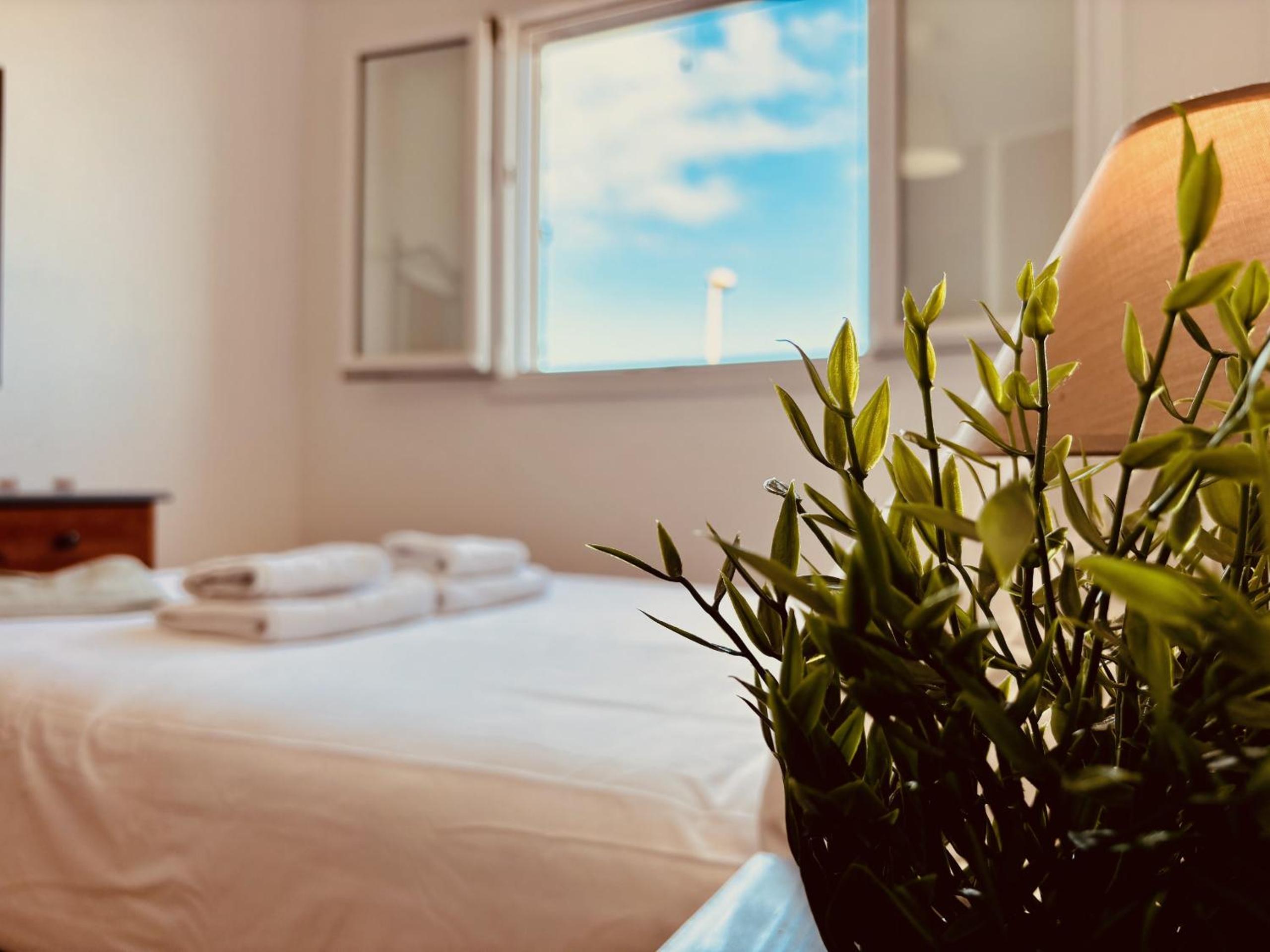 Apartamento de dos habitaciones con balcón y vista al mar