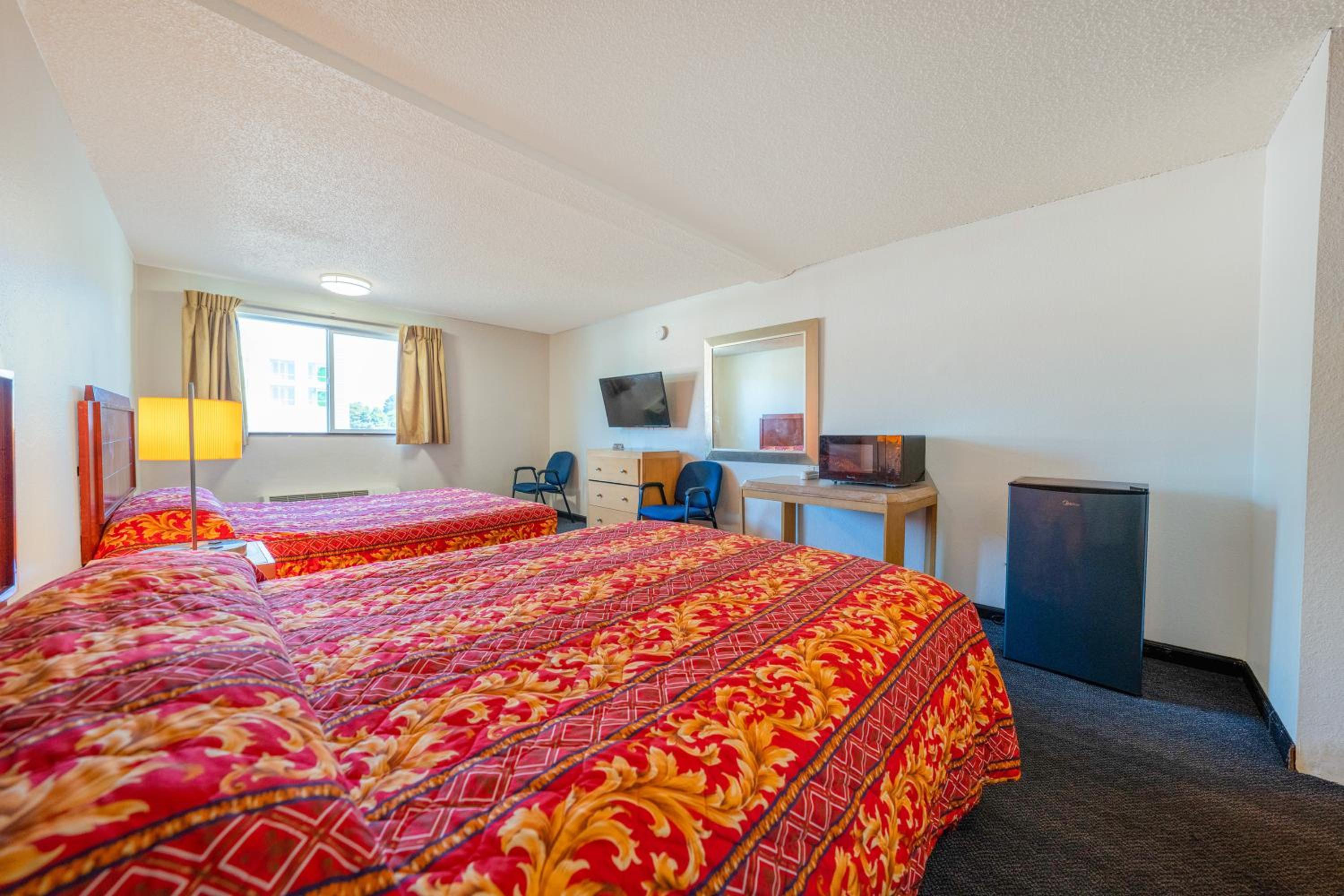 Queen Room with Two Queen Beds - Photo 9