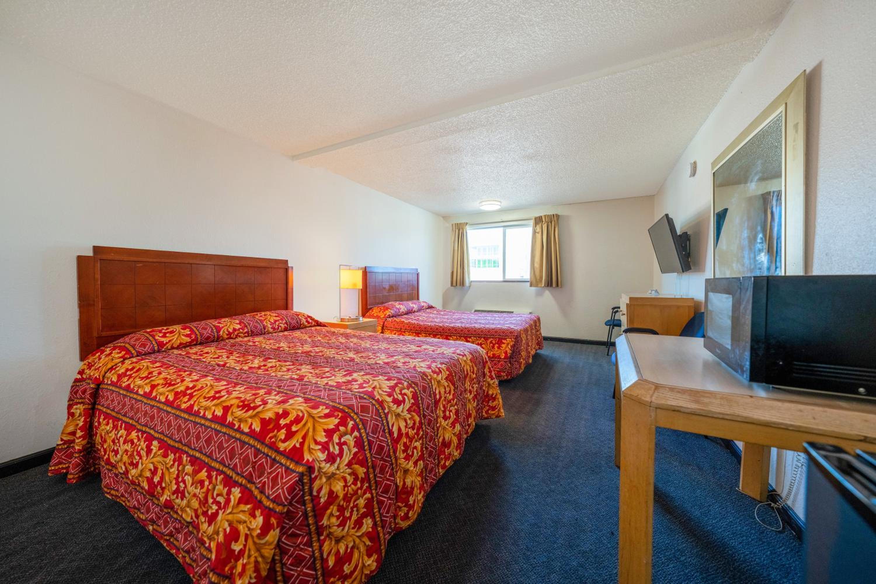 Queen Room with Two Queen Beds - Photo 8