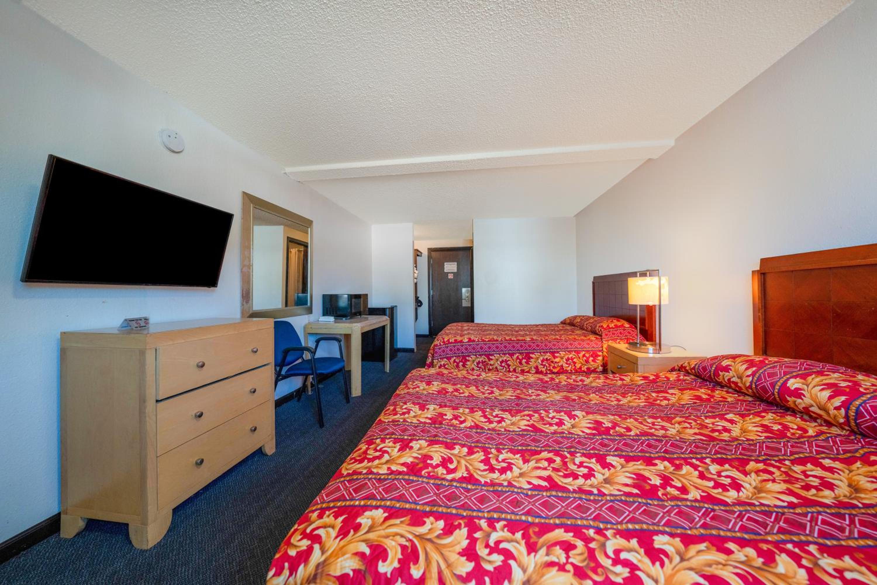 Queen Room with Two Queen Beds - Photo 7