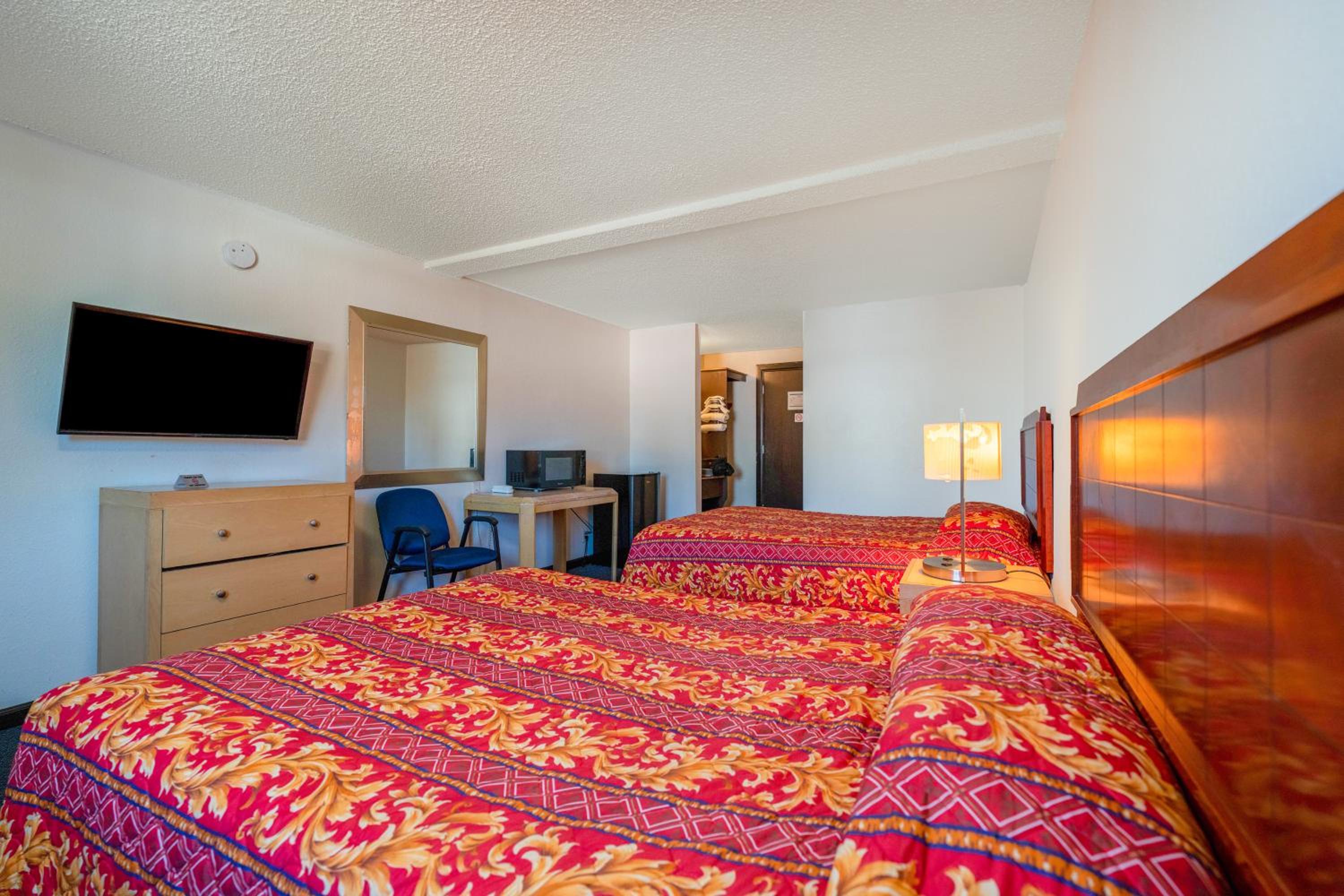 Queen Room with Two Queen Beds - Photo 4