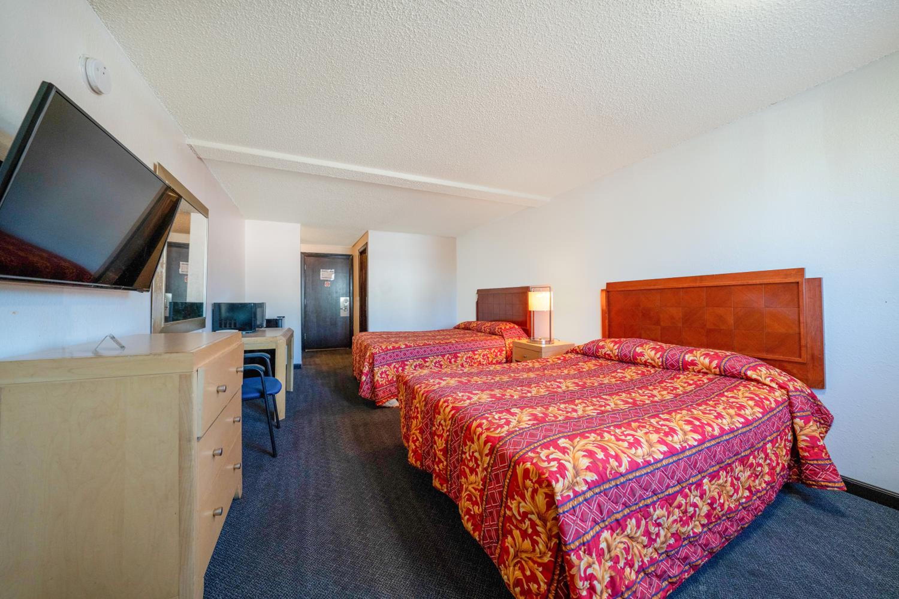 Queen Room with Two Queen Beds - Photo 2