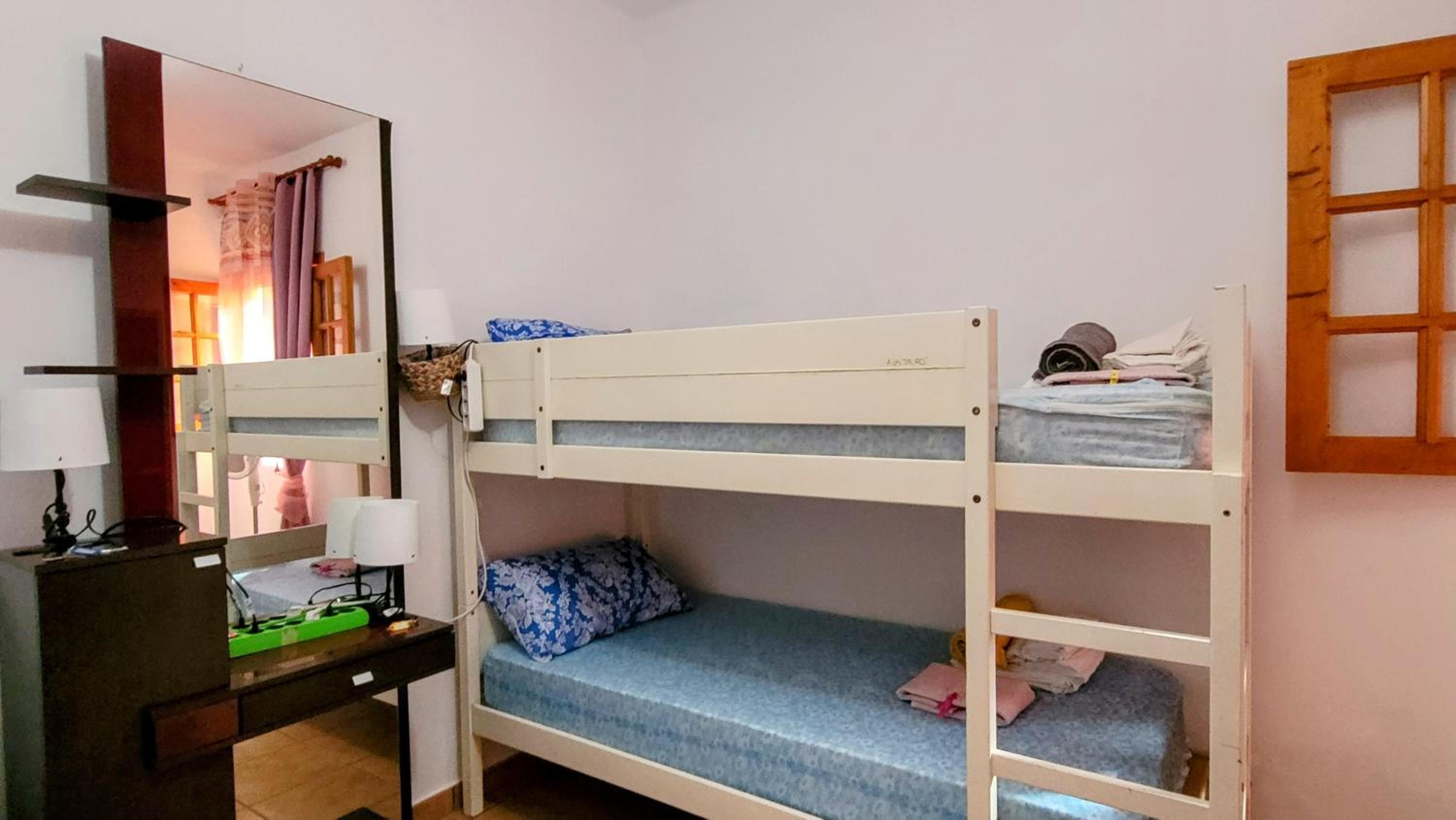Cama individual en habitación compartida femenina