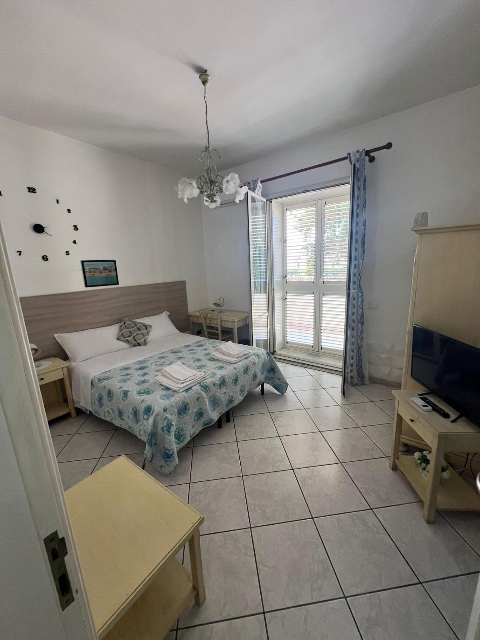 Double Room with Sea View - Photo 2