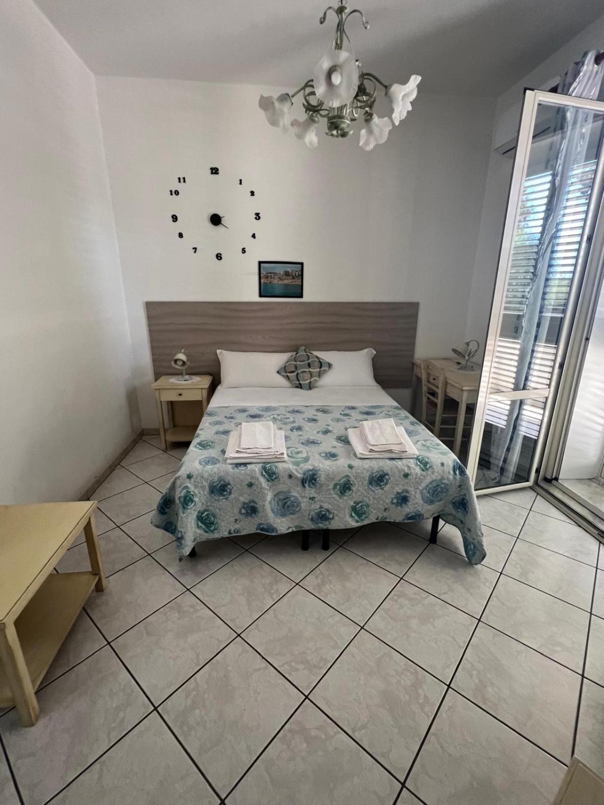 Double Room with Sea View - Photo 12