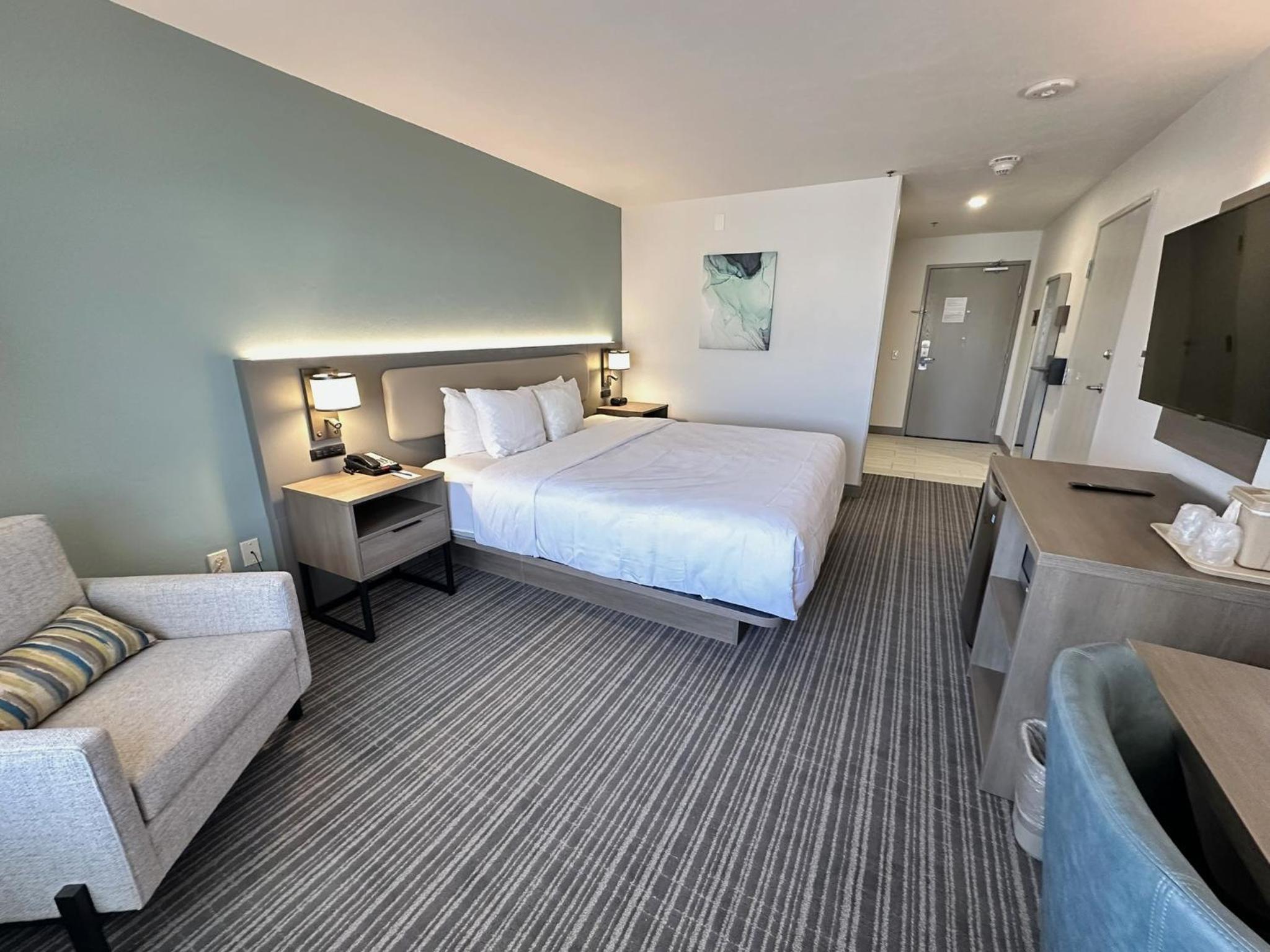 King Suite - Non-Smoking - Photo 2