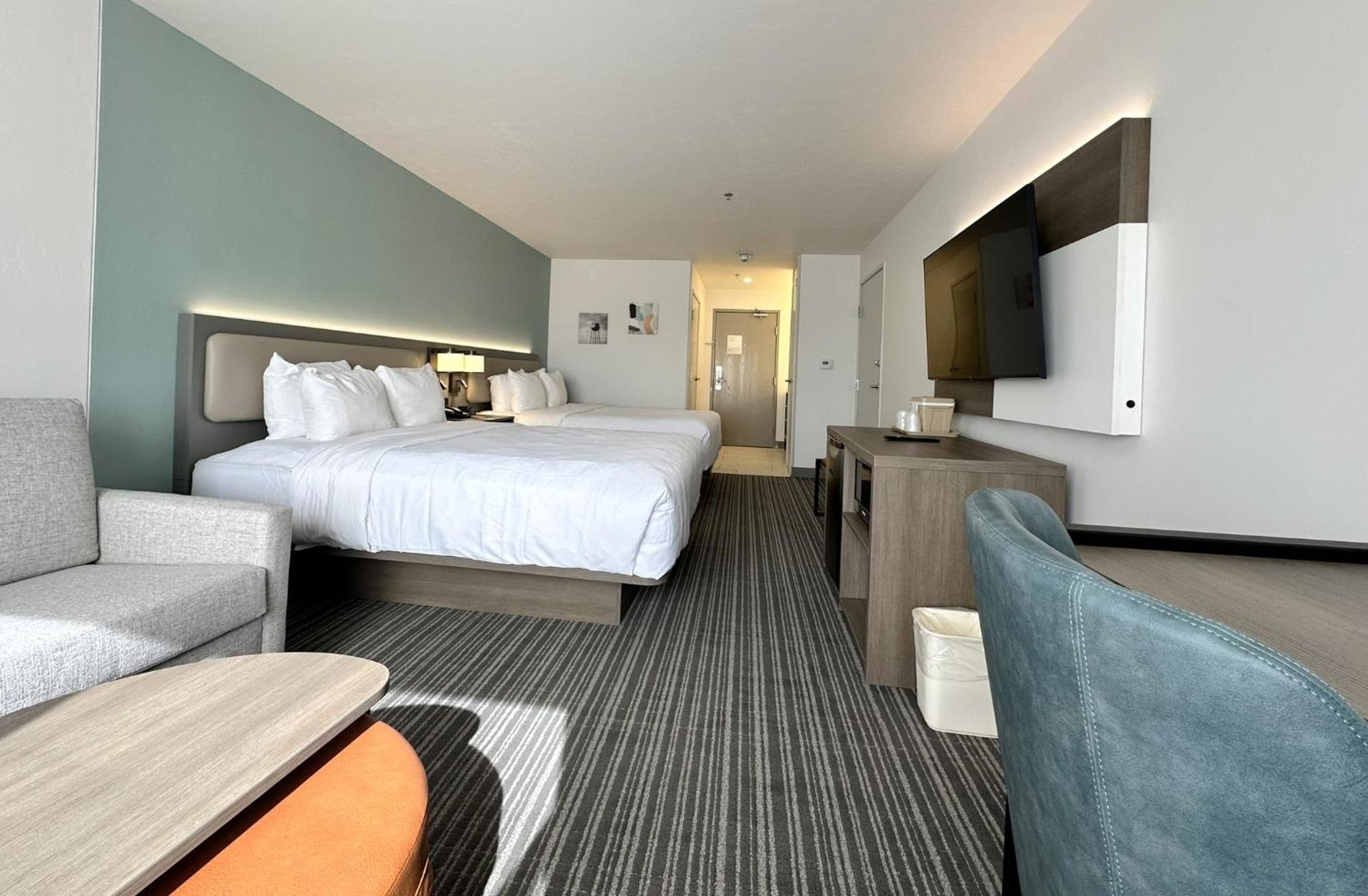 Queen Suite with Two Queen Beds - Non-Smoking - Photo 2