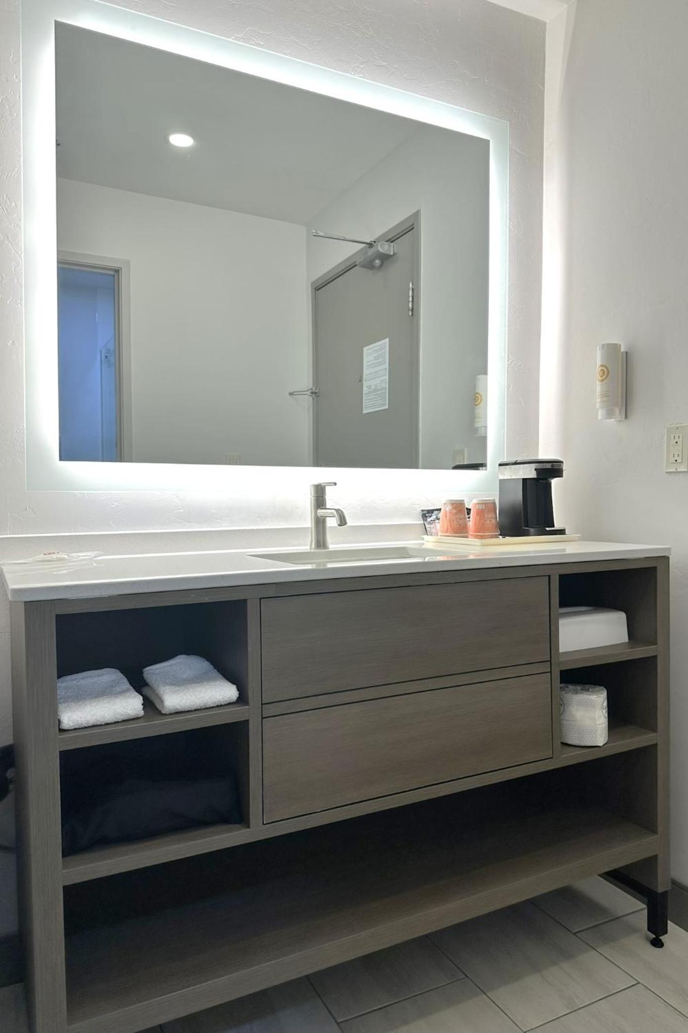 King Suite with Sofa Bed - Non-Smoking - Photo 5