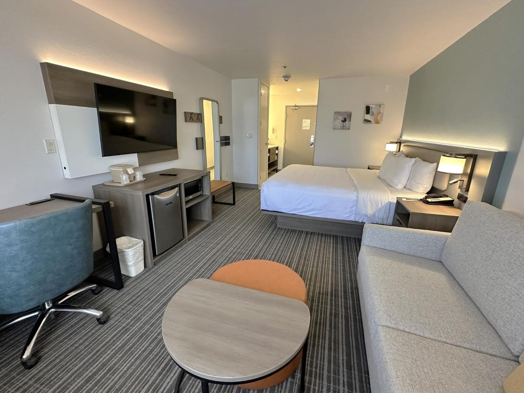 King Suite with Sofa Bed - Non-Smoking - Photo 8