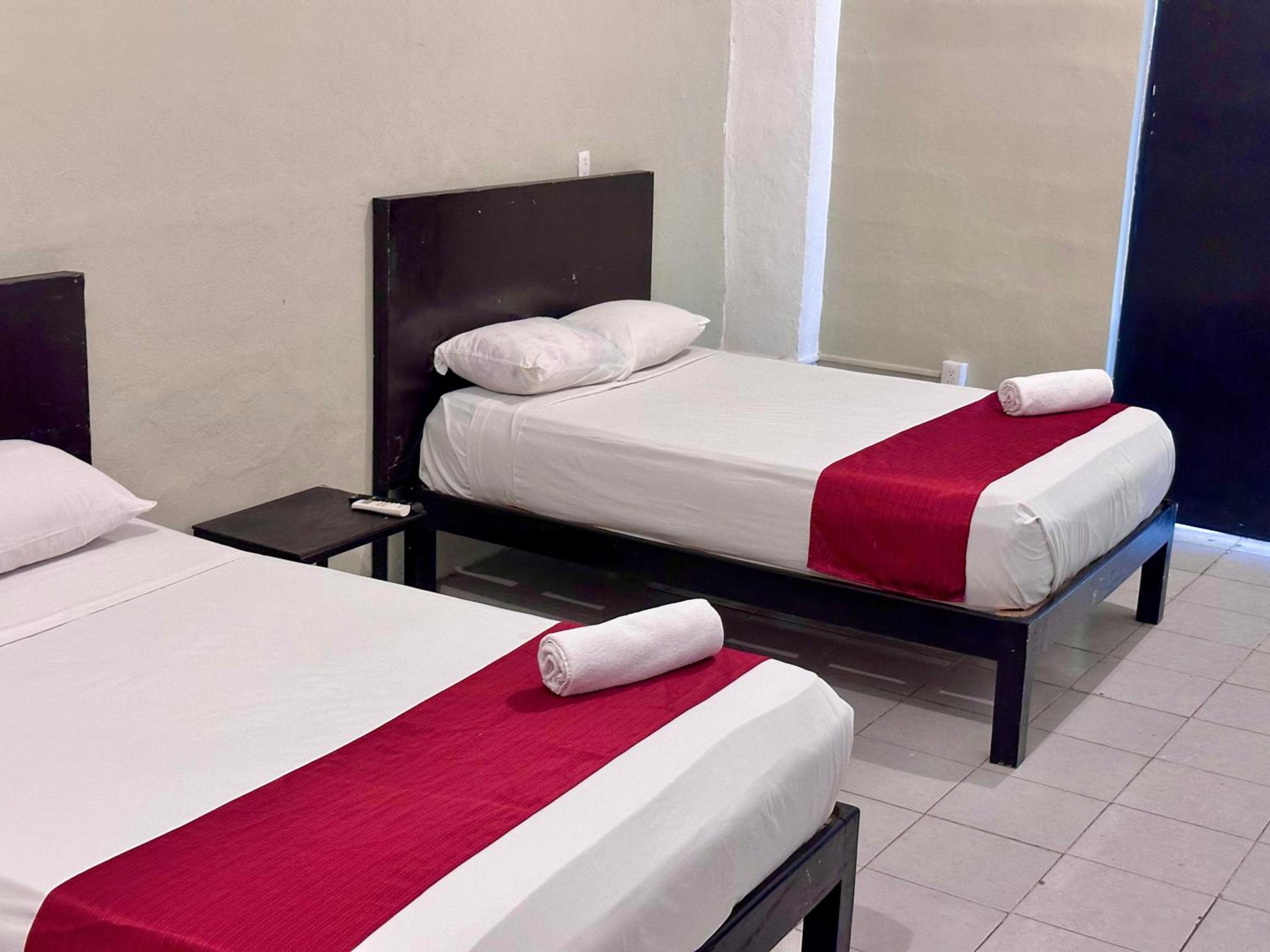 Standard Twin Room - Photo 12