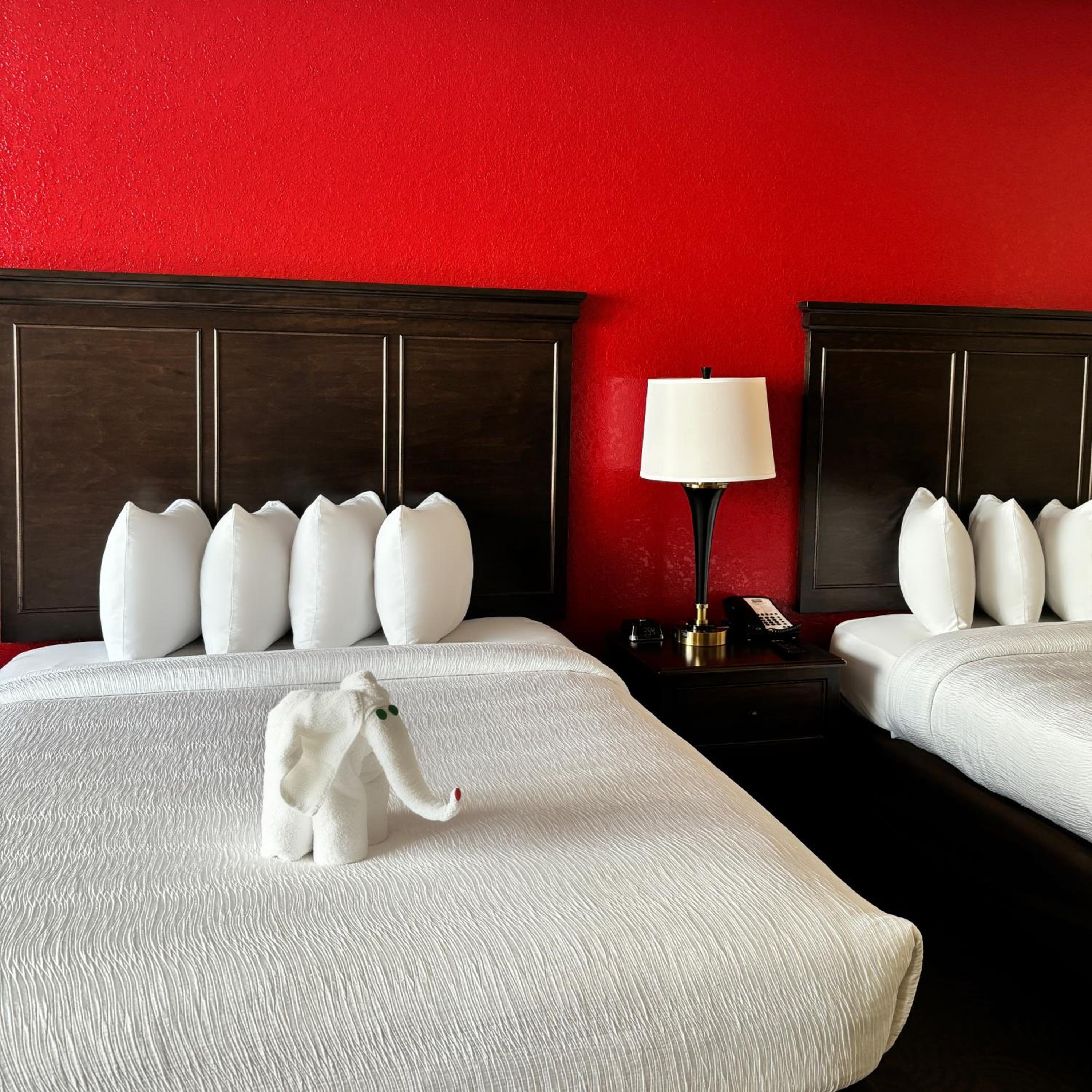 Queen Room with Two Queen Beds with Balcony - No View - Photo 3