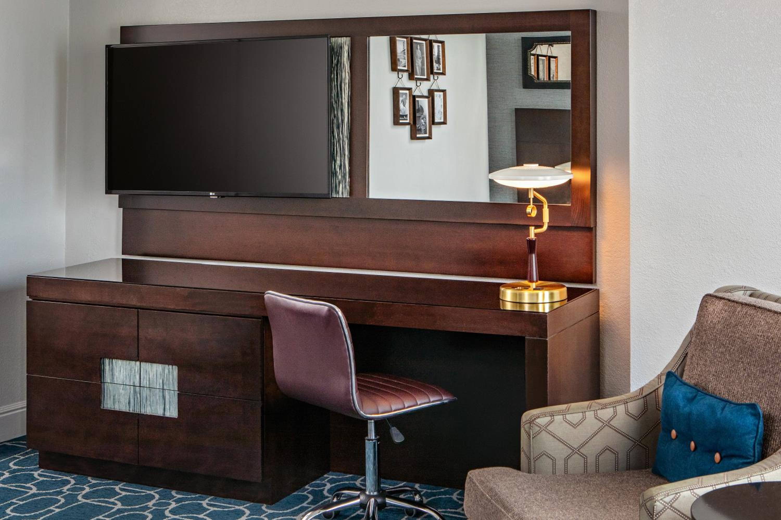 Deluxe Queen Room with Two Queen Beds - Photo 4