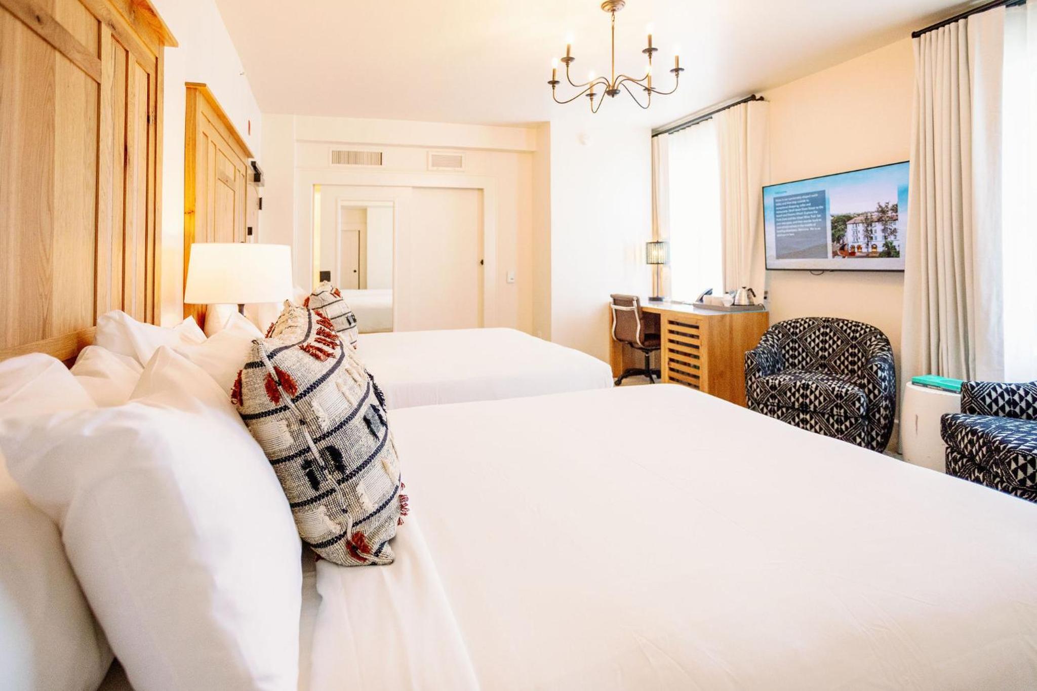 Queen Room with Two Queen Beds - Photo 3