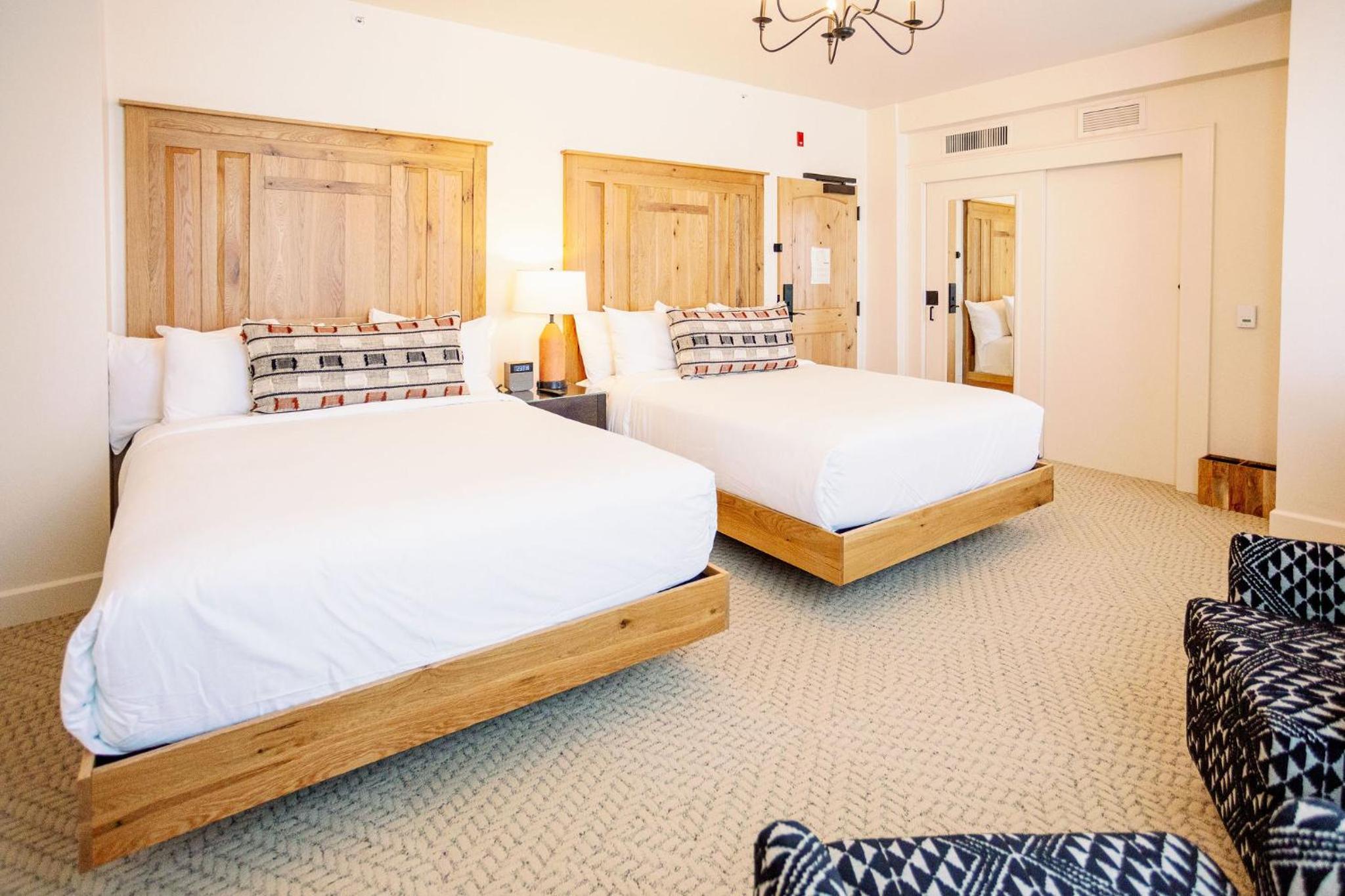 Queen Room with Two Queen Beds - Photo 2