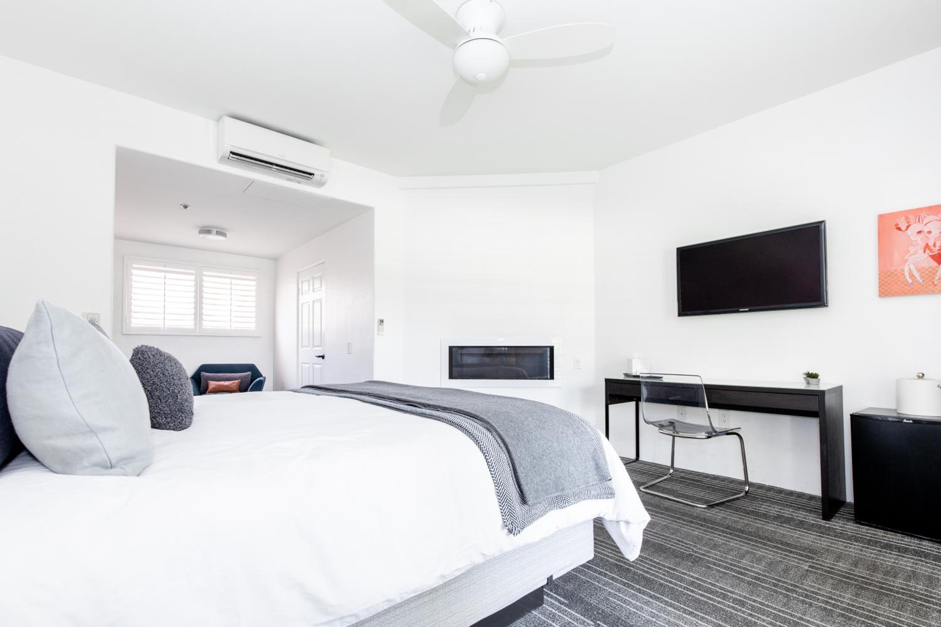 Deluxe King Room with Fireplace - Photo 1