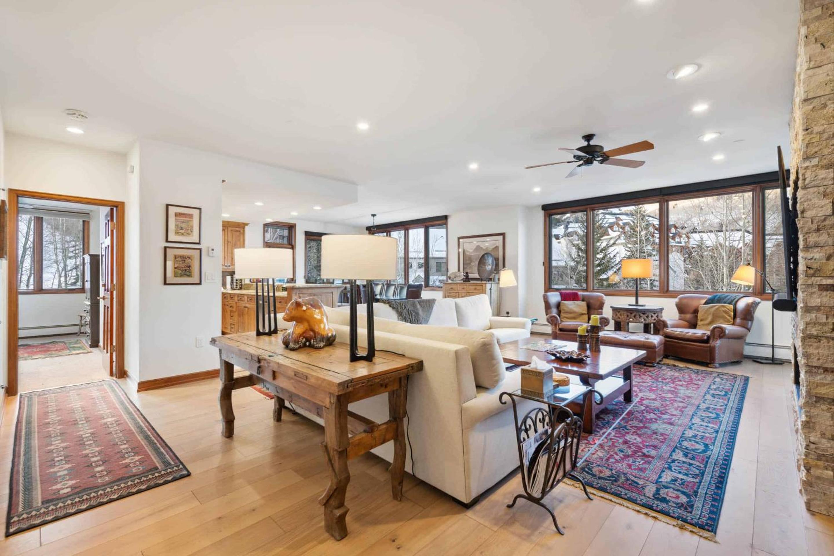 Three-Bedroom Apartment with Mountain View photo 2