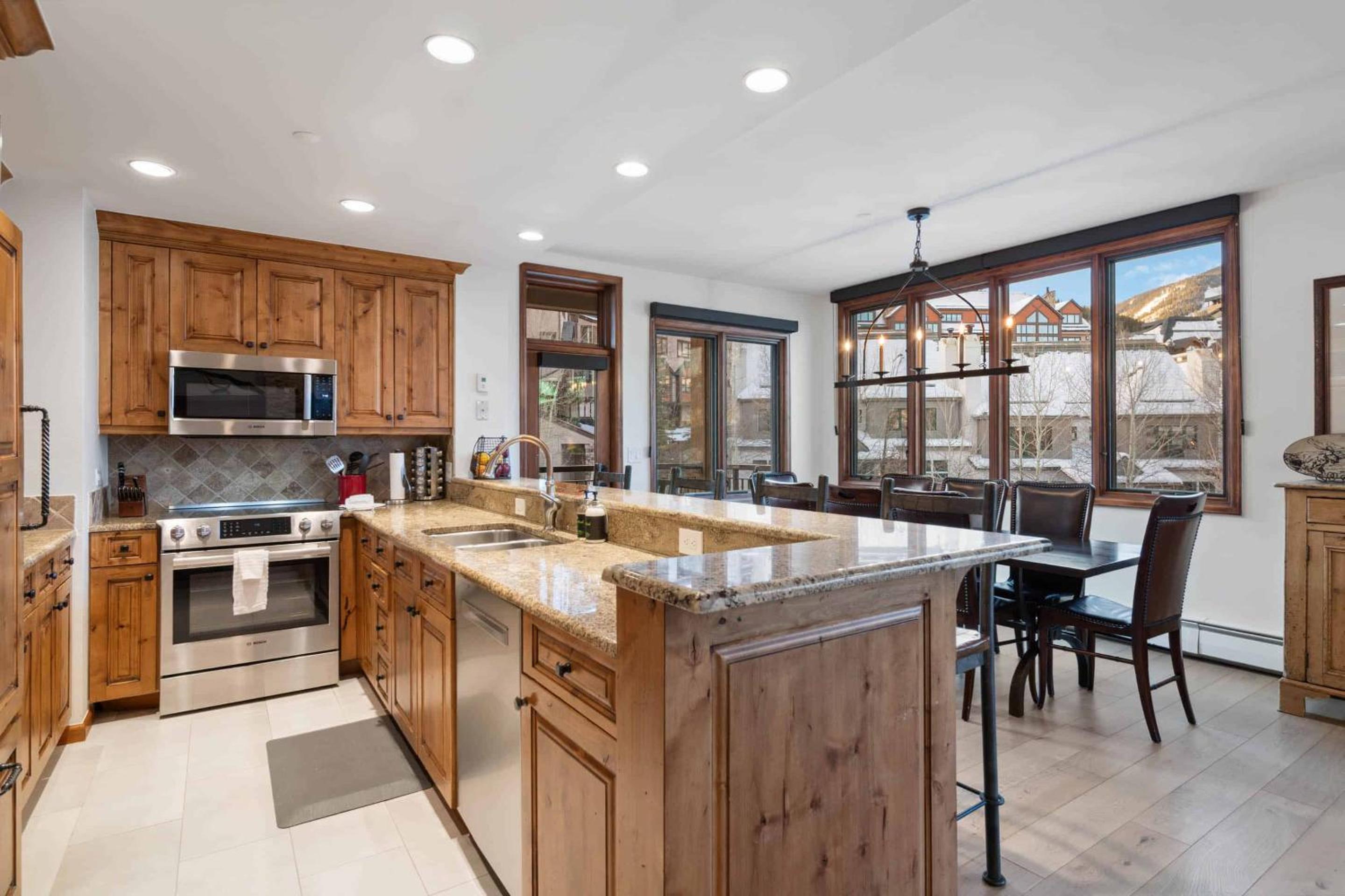 Three-Bedroom Apartment with Mountain View photo 1