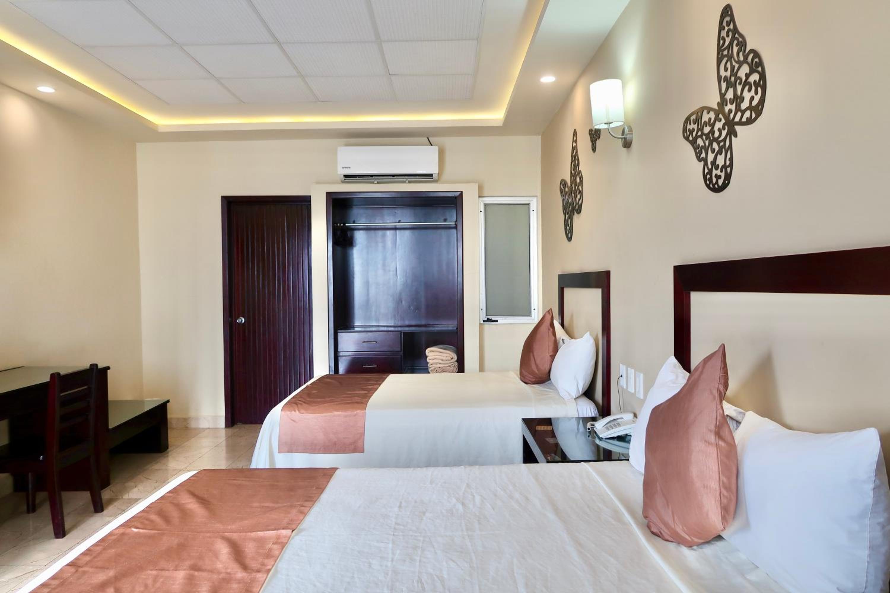 Double Room with Two Double Beds - Photo 7