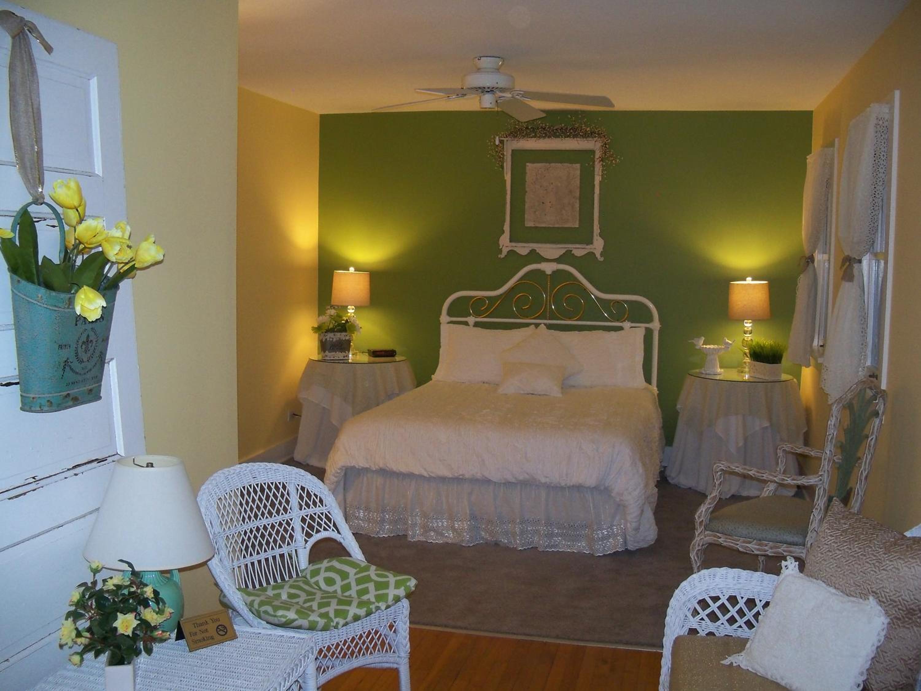 Queen Room - Spring photo 1