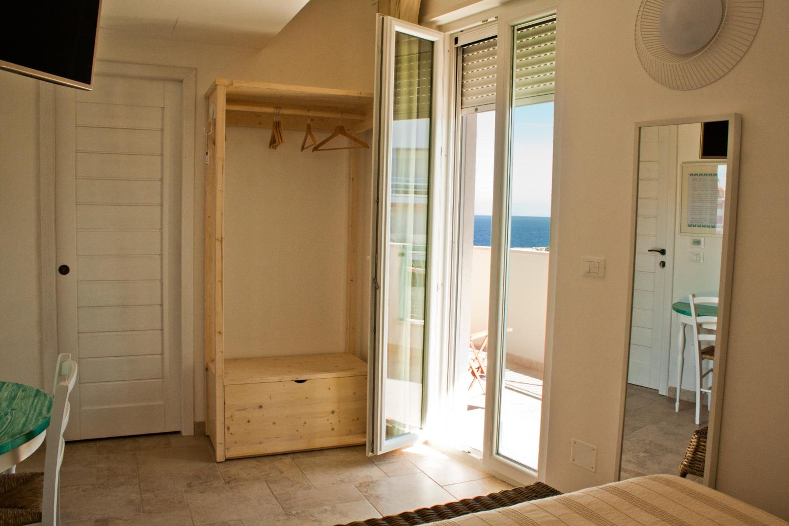 Double Room with Balcony and Sea View photo 2