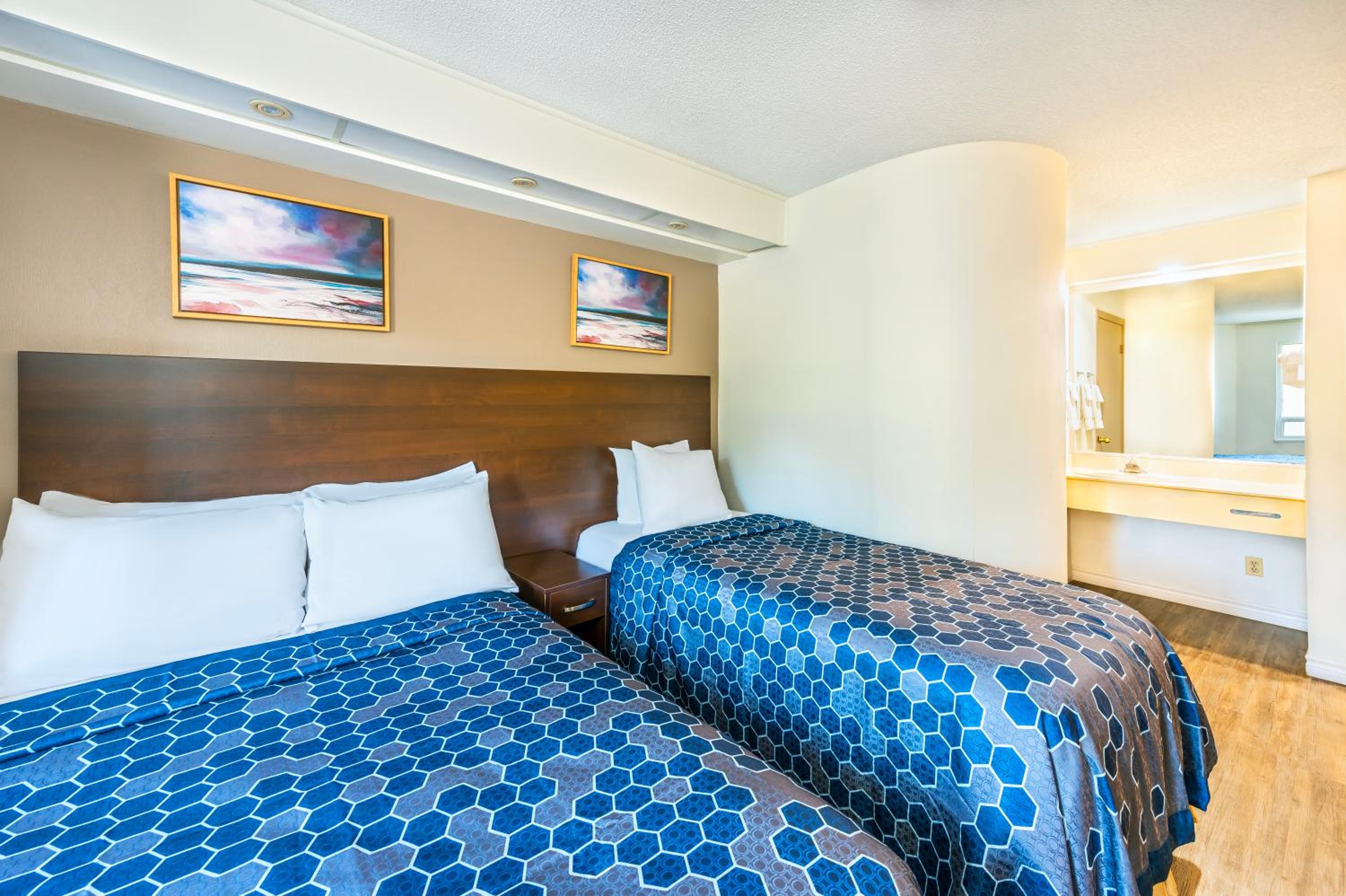 1 Double , 1 Twin Bed, Non-Smoking photo 2