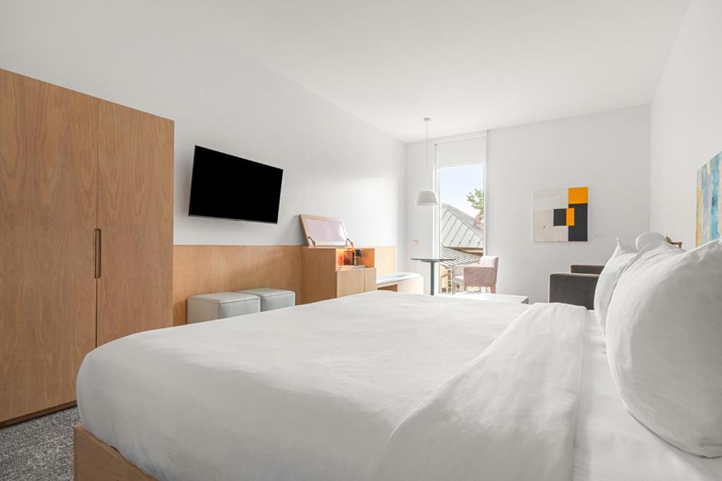Deluxe King Room - Photo 11