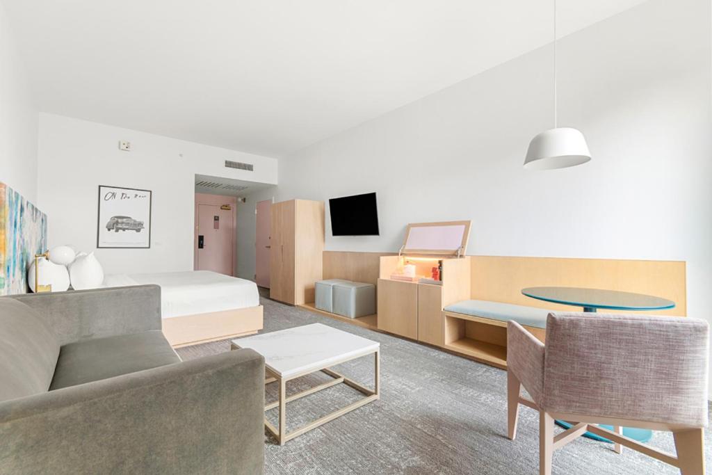 Deluxe King Room - Photo 10