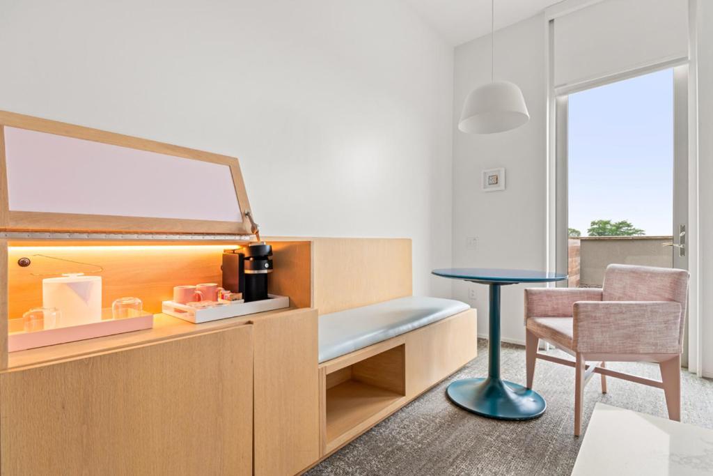 Deluxe King Room - Photo 7