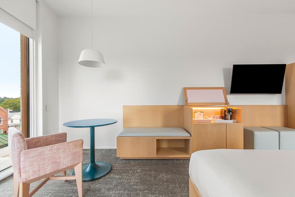 Standard King Room - Photo 12