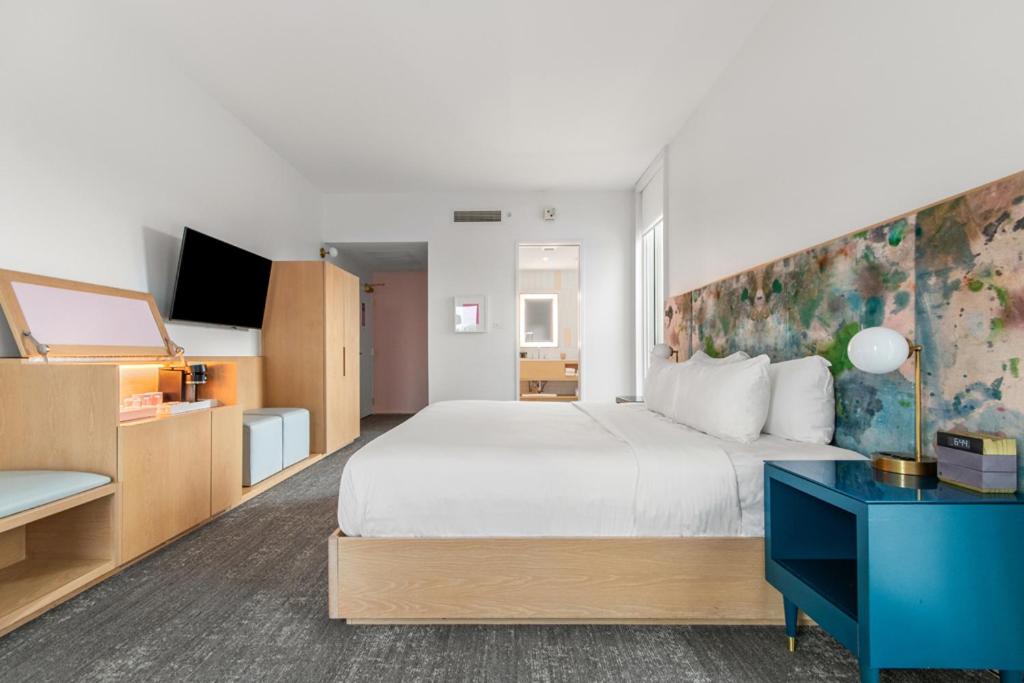 Standard King Room - Photo 10