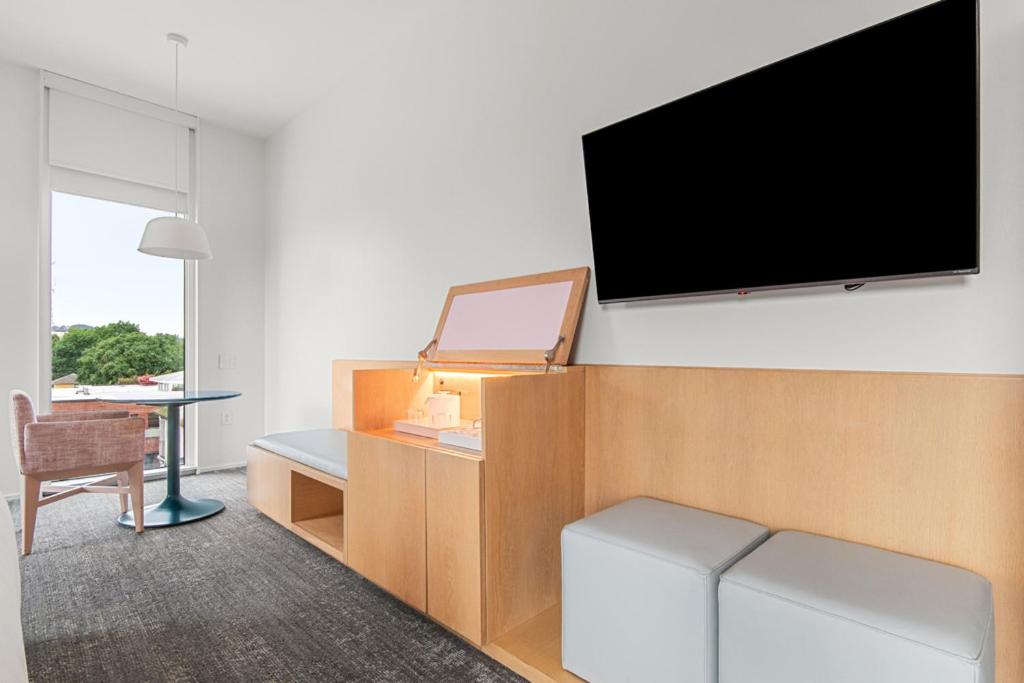 Standard King Room - Photo 11