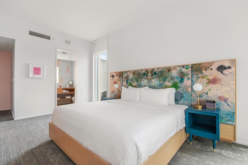 Standard King Room - Photo 9