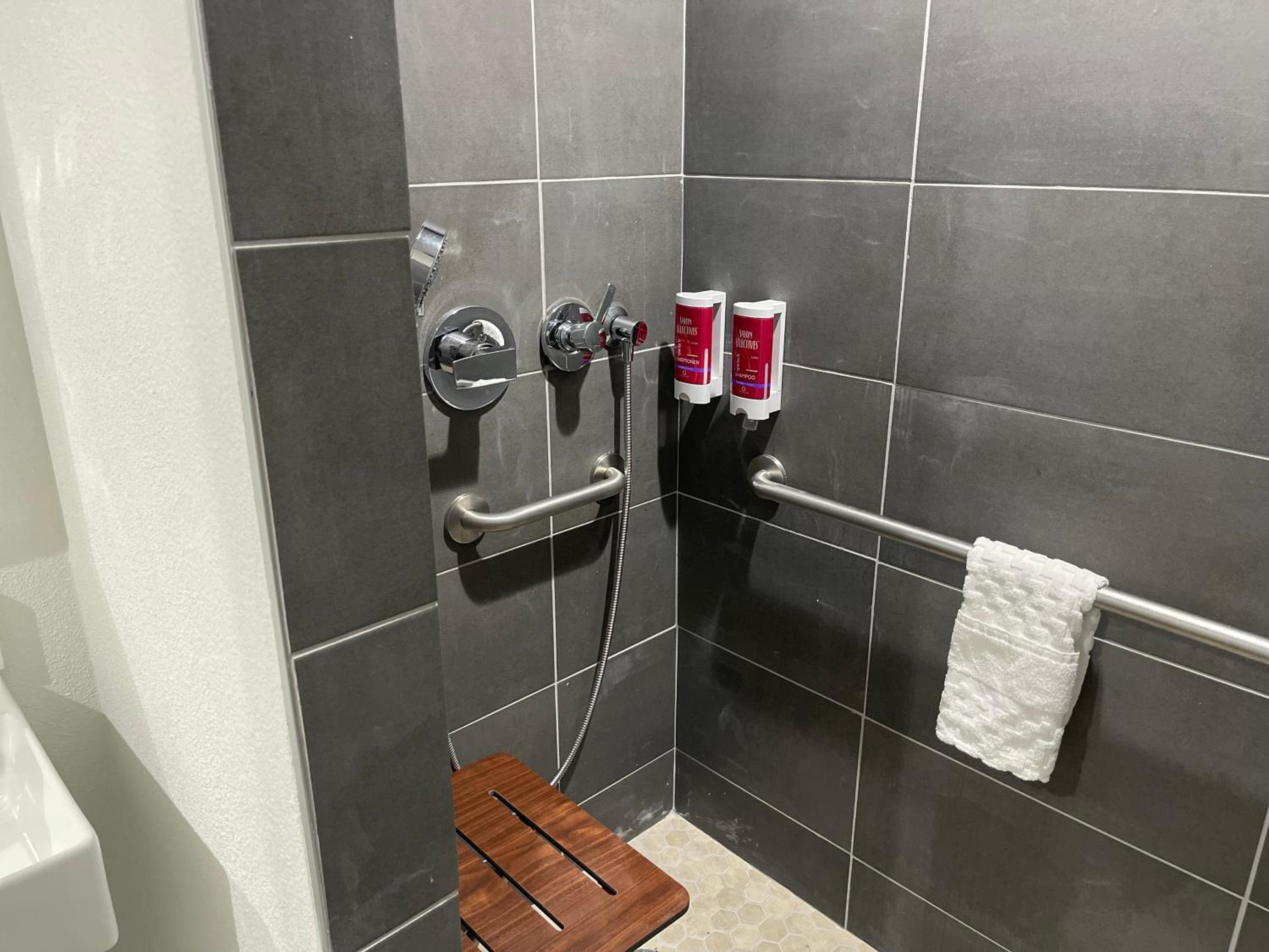 King Room with Roll-In Shower - Disability Access - Photo 2