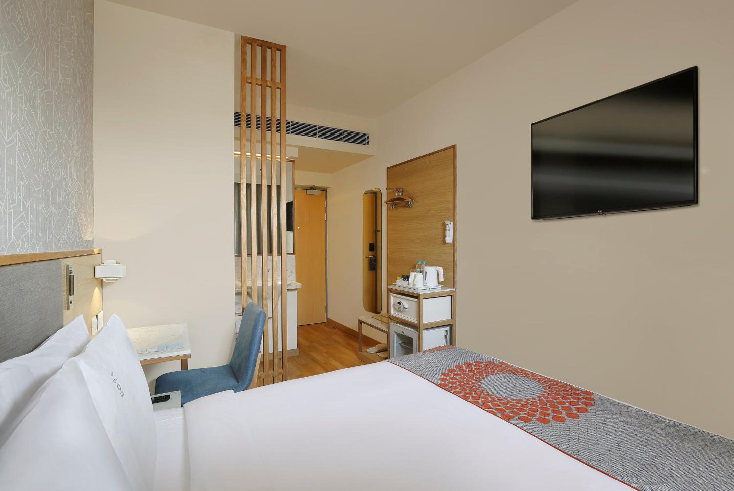 Standard Queen Room with City View -  Complimentary Early Check-In by 1PM -  Late Check-Out by 2PM (Subject to availability), 10% Discount on Laundry photo 3