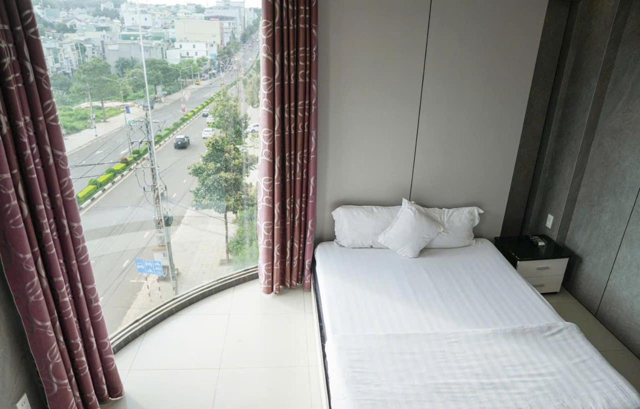 Deluxe Double Room with Balcony - Photo 11