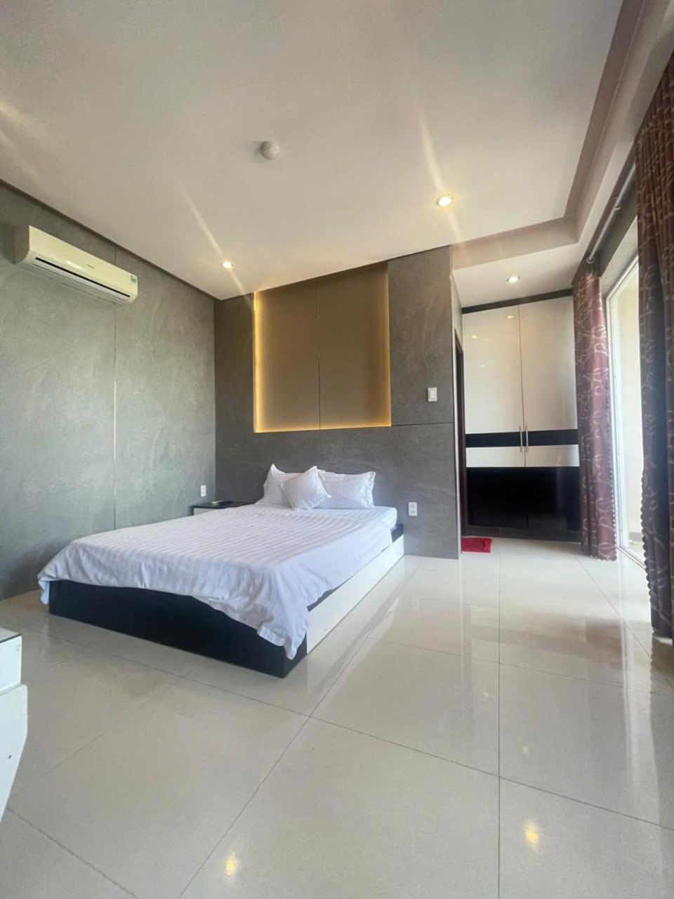 Deluxe Double Room with Balcony - Photo 4
