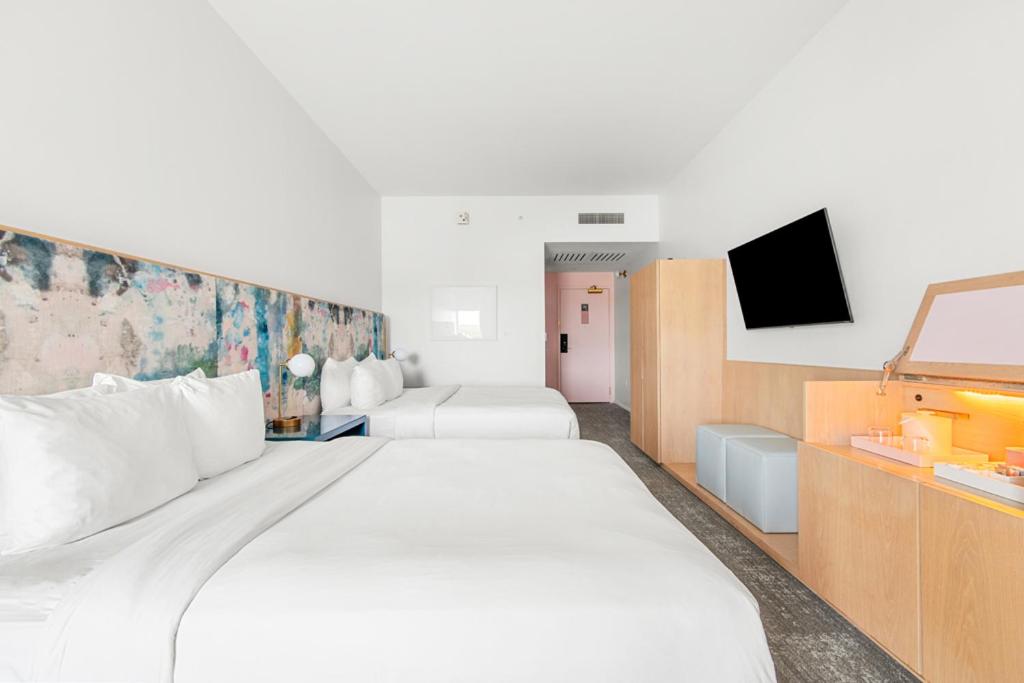 Deluxe Queen Room with Two Queen Beds - Photo 7
