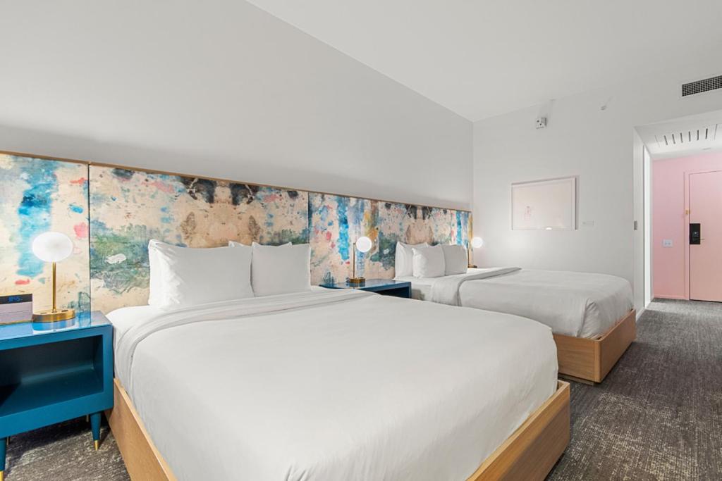 Deluxe Queen Room with Two Queen Beds - Photo 4