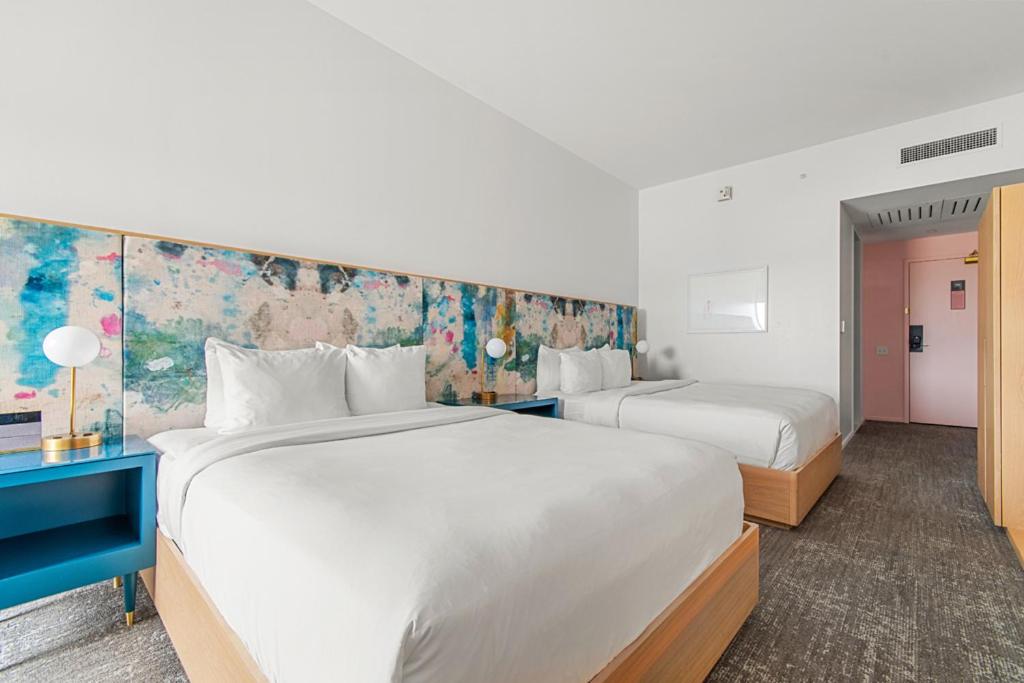 Deluxe Queen Room with Two Queen Beds - Photo 10