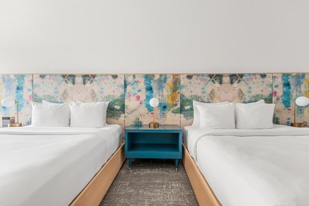 Deluxe Queen Room with Two Queen Beds - Photo 5