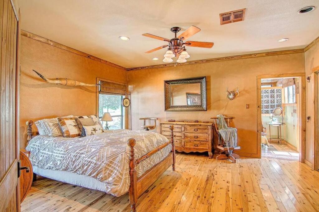 Three-Bedroom House photo 3