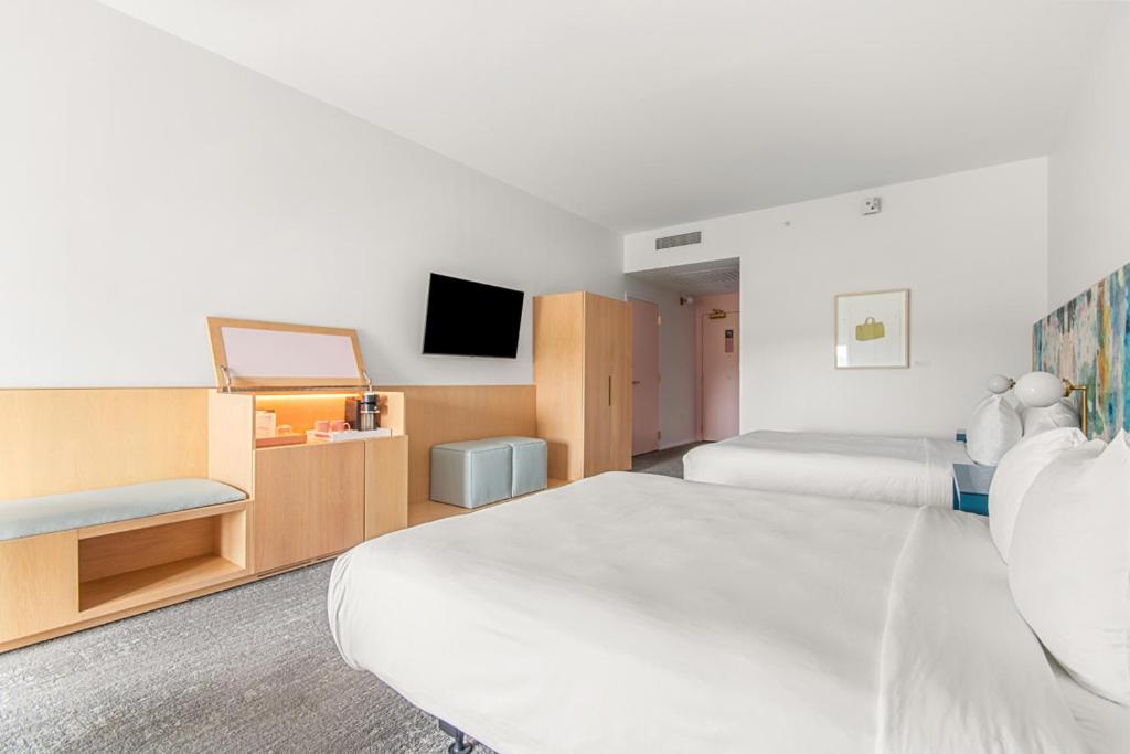 Queen Room with Two Queen Beds - Disability Access - Photo 8