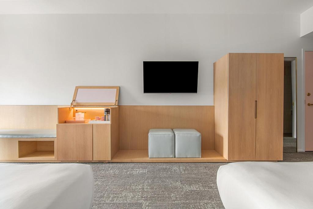 Queen Room with Two Queen Beds - Disability Access - Photo 2