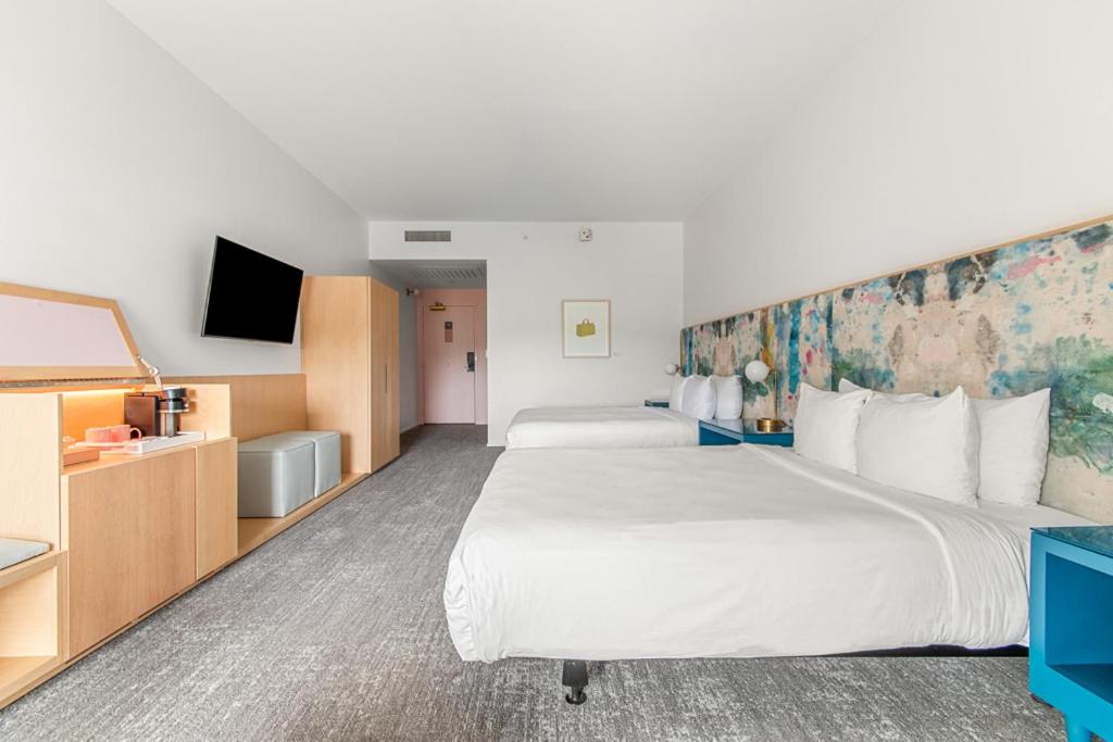 Queen Room with Two Queen Beds - Disability Access - Photo 3