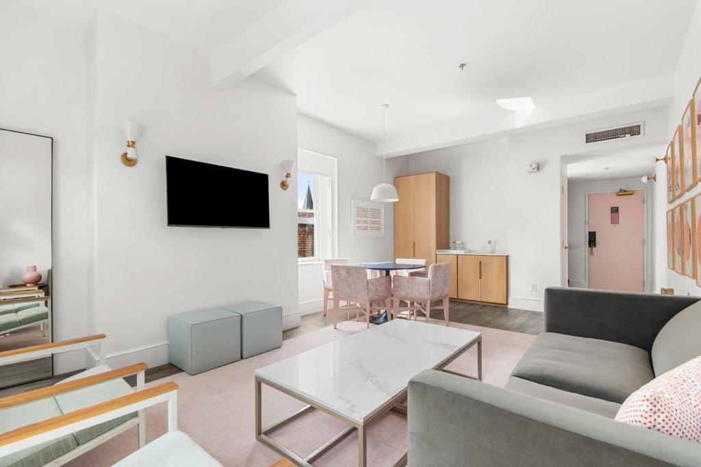 Superior Suite - Photo 12