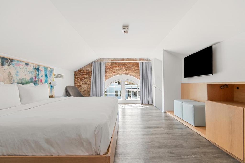 Superior Suite - Photo 6