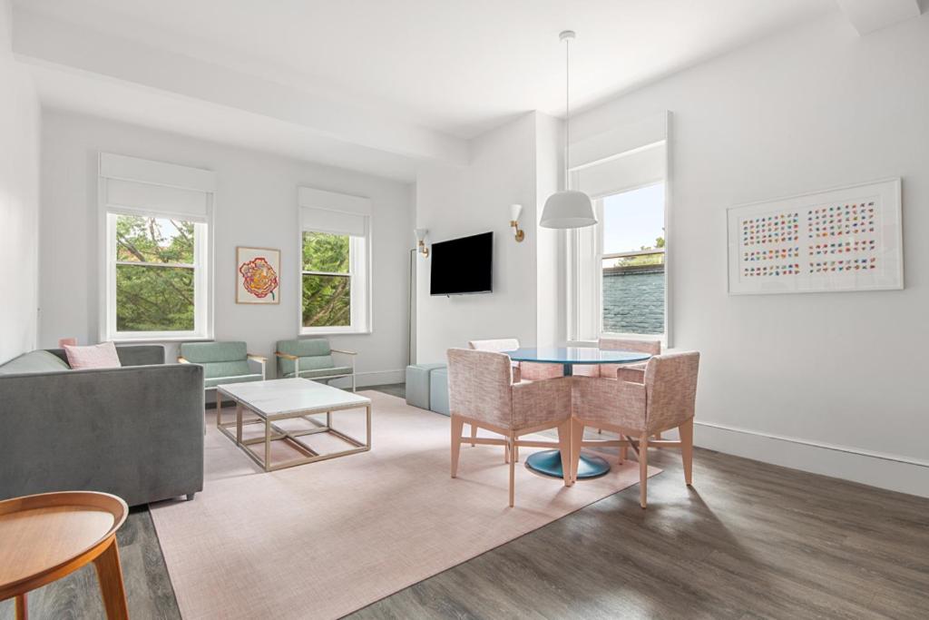 Superior Suite - Photo 13