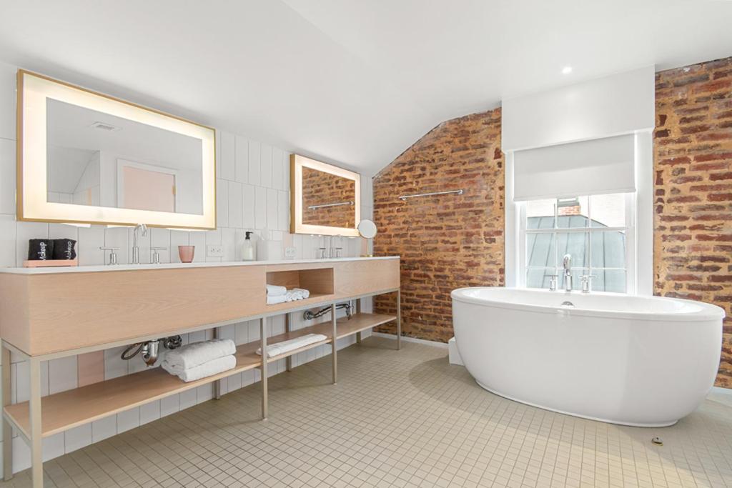 Superior Suite - Photo 2