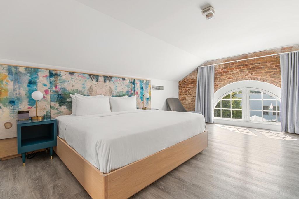 Superior Suite - Photo 14