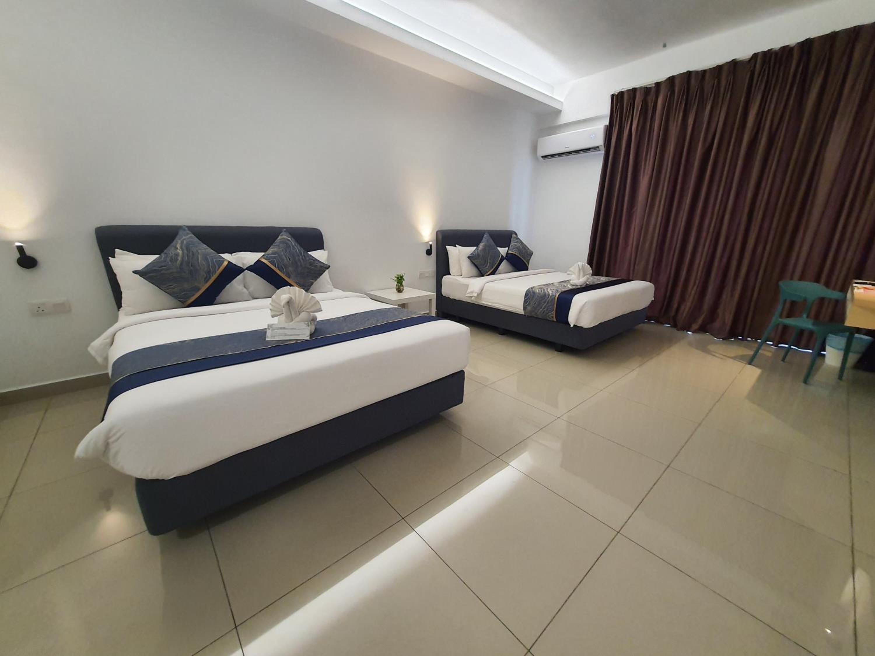 Superior Family Room - Photo 1